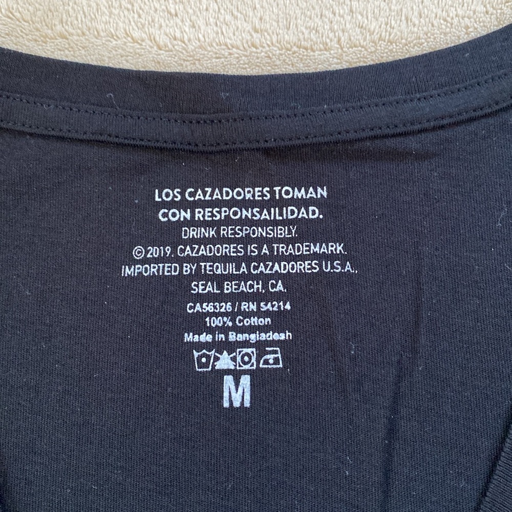 NWOT sz M Cazadores T shirt v-neck 100% cotton in black and white - Picture 2 of 3